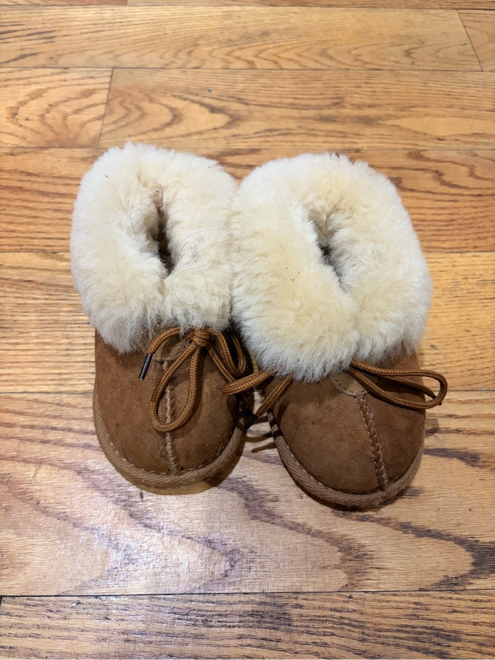 UGG Kids Suede Shearling Boots in Chestnut